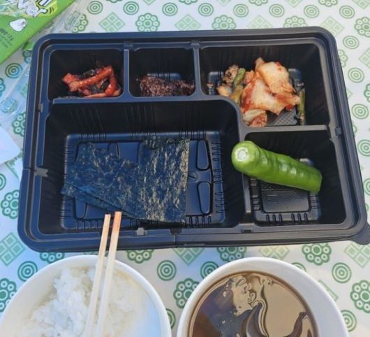 [서울=뉴시스] 충주시 장애인도민체전 첫날 배급돼 논란이 된 도시락의 모습이다 (사진=온라인 커뮤니티 캡쳐) 2025.04.30.photo@newsis.com *재판매 및 DB 금지