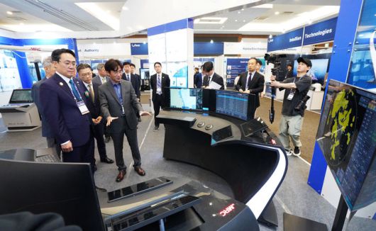 강도형 해양수산부 장관이 OOC 해운조선 및 해양디지털 특별전시장을 둘러보고 있다. (사진=해양수산부 제공) *재판매 및 DB 금지