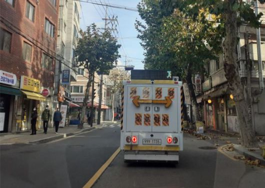 [서울=뉴시스] 차량형 지표투과레이더 탐사 모습. 2025.04.30 (사진 제공=강동구청) photo@newsis.com *재판매 및 DB 금지