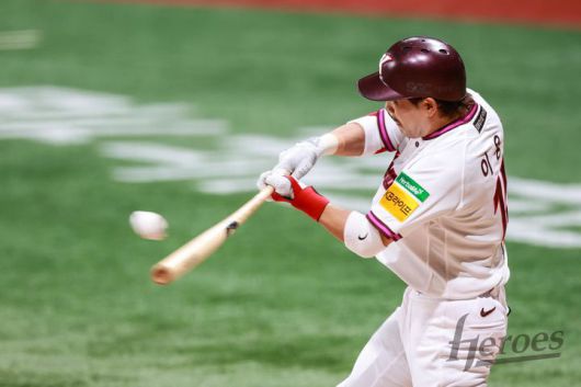 [서울=뉴시스] 프로야구 키움 히어로즈 이용규가 30일 고척스카이돔에서 열린 2025 신한 쏠뱅크 KBO리그 롯데 자이언츠와의 경기에서 안타를 치고 있다. (사진=키움 제공) 2025.04.30. *재판매 및 DB 금지