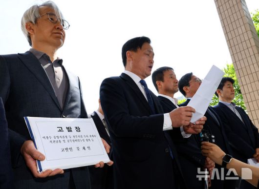 [서울=뉴시스] 박주성 기자 = 더불어민주당 前정권정치탄압대책위원회 김영진 위원장과 의원들, 문재인 전 대통령 변호인단이 지난달 30일 오전  경기 과천시 공수처에서 문재인 전 대통령 수사 관련 불법 행위 검사 등 고발장 제출 전 김영진 위원장이 발언을 하고 있다. 2025.05.12. park7691@newsis.com