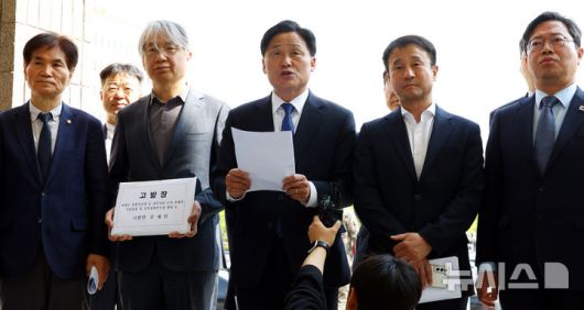 [서울=뉴시스] 박주성 기자 = 더불어민주당 前정권정치탄압대책위원회 김영진 위원장과 의원들, 문재인 전 대통령 변호인단이 30일 오전  경기 과천시 공수처에서 문재인 전 대통령 수사 관련 불법 행위 검사 등 고발장 제출 전 김영진 위원장이 발언을 하고 있다. 2025.04.30. park7691@newsis.com