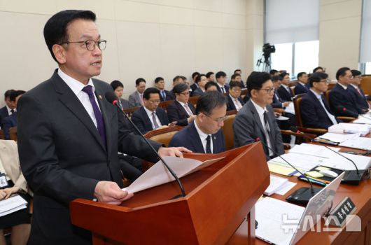 [서울=뉴시스] 조성봉 기자 = 최상목 경제부총리 겸 기획재정부 장관이 30일 오전 서울 여의도 국회에서 열린 기획재정위원회 전체회의에서 현안 보고를 하고 있다. 2025.04.30.  suncho21@newsis.com