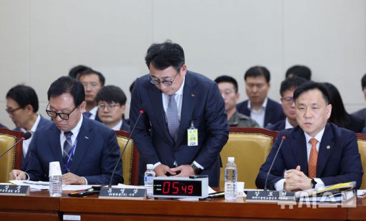 [서울=뉴시스] 권창회 기자 = 30일 오전 서울 여의도 국회에서 열린 과학기술정보방송통신위원회 전체회의에서 유영상 SKT텔레콤 사장이 최근 유심 해킹사태에 따른 사과를 하고 있다. 2025.04.30. kch0523@newsis.com