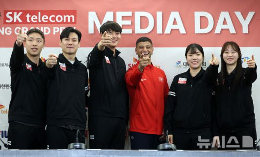 [서울=뉴시스] 이영환 기자 = 박상원(왼쪽부터), 구본길, 오상욱, 파레스 페르자니, 전하영, 최세빈이 30일 오전 서울 송파구 올림픽파크텔에서 열린 2025 서울 SK텔레콤 국제그랑프리펜싱선수권대회 미디어데이에서 기념촬영을 하고 있다. 2025.04.30. 20hwan@newsis.com