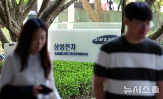 [서울=뉴시스] 박주성 기자 = 30일 서울 서초구 삼성전자 서초사옥에 직원들이 오가고 있다. 2025.04.30. park7691@newsis.com
