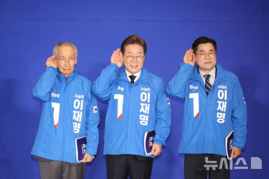 [서울=뉴시스] 고승민 기자 = 30일 서울 여의도 국회 의원회관에서 열린 더불어민주당 제21대 대통령선거 '진짜 대한민국' 중앙선거대책위원회 출범식에서 이재명 대선 후보와 윤여준, 박찬대 총괄선대위원장이 경청하는 포즈를 취하고 있다. 2025.04.30. kkssmm99@newsis.com