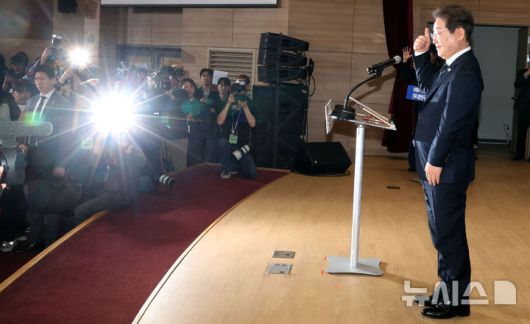 [서울=뉴시스] 조성봉 기자 = 이재명 더불어민주당 대선후보가 30일 오후 서울 여의도 국회 의원회관 대회의실에서 열린 제21대 대통령선거 '진짜 대한민국' 중앙선거대책위원회 출범식에서 연설을 하기 전 인사를 하고 있다. 2025.04.30. suncho21@newsis.com