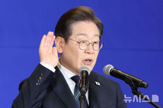 [서울=뉴시스] 권창회 기자 = 이재명 더불어민주당 대선 후보가 30일 오후 서울 여의도 국회 의원회관에서 열린 더불어민주당 제21대 대통령선거 '진짜 대한민국' 중앙선거대책위원회 출범식에서 연설을 하고 있다. 2025.04.30. kch0523@newsis.com