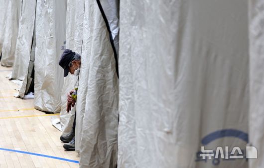 [대구=뉴시스] 이무열 기자 = 대구 북구 함지산 산불이 재발화한 30일 오후 대구 북구 동변중학교에 설치된 대피소에서 한 어르신이 휴식을 취하고 있다. 2025.04.30. lmy@newsis.com