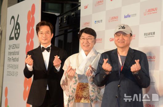 [전주=뉴시스] 김얼 기자 = 정준호(왼쪽) 전주국제영화제 공동집행위원장과 우범기(가운데) 전주시장, 민성욱 전주국제영화제 공동집행위원장이 30일 전북 전주시 한국소리문화의전당에서 열린 '제26회 전주국제영화제 개막식'에 참석해 레드카펫을 밟으며 장내로 들어서고 있다. 2025.04.30. pmkeul@newsis.com