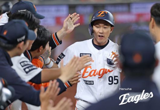 [서울=뉴시스] 황준선 기자 = 30일 대전 한화생명 볼파크에서 열린 프로야구 KBO 리그 LG 트윈스와 한화 이글스의 경기, 7회 말 한화 황영묵이 역전 투런 홈런을 친 뒤 동료들과 기뻐하고 있다. (사진=한화 이글스 제공) 2025.04.30. photo@newsis.com *재판매 및 DB 금지