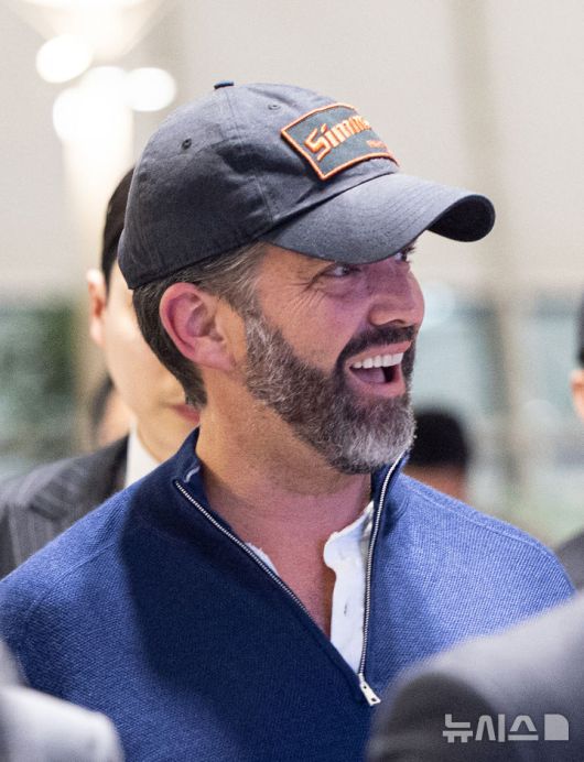 [서울=뉴시스] 홍효식 기자 = 도널드 트럼프 미국 대통령의 장남 트럼프 주니어가 30일 오후 인천국제공항 제1터미널을 통해 출국하고 있다.트럼프 주니어는 정용진 신세계그룹 회장의 초청으로 지난 29일(어제) 방한해 1박 2일 일정으로 국내 주요 대기업 총수와 릴레이 면담을 가졌다. (공동취재) 2025.04.30. photo@newsis.com