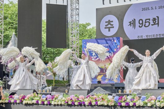 [남원=뉴시스] 김종효 기자 = 1일 ‘제95회 남원 춘향제’ 개막 2일째 축제 메인무대에서 열린 ‘춘향제향’ 시립국악단원들이 춘향의 넋을 기리는 살풀이춤을 추고 있다. (사진 = 남원시 제공) 2025.05.01. photo@newsis.com  *재판매 및 DB 금지