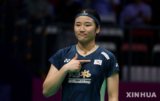[샤먼=신화/뉴시스] 안세영이 지난달 30일(현지 시간) 중국 푸젠성 샤먼에서 열린 2025 세계배드민턴연맹(BWF) 수디르만컵 대만과의 조별 리그 B조 3차전 여자 단식 2경기에서 추핀치안을 꺾은 후 세리머니하고 있다. 안세영이 2-0(21-7 21-13)으로 이기고 이미 8강 진출을 확정한 한국은 매치 스코어 4-1로 승리해 3연승을 거뒀다. 2025.05.01.