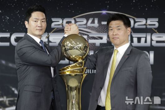 [서울=뉴시스] 최동준 기자 = 1일 서울 강남구 KBL센터에서 열린 2024-2025 KCC 프로농구 챔피언결정전 미디어데이에서 서울 SK 전희철, 창원 LG 조상현 감독이 기념촬영을 하고 있다. 2025.05.01. photocdj@newsis.com