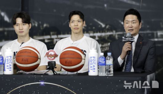 [서울=뉴시스] 최동준 기자 = 1일 서울 강남구 KBL센터에서 열린 2024-2025 KCC 프로농구 챔피언결정전 미디어데이에서 서울 SK 전희철 감독이 각오를 밝히고 있다. 2025.05.01. photocdj@newsis.com