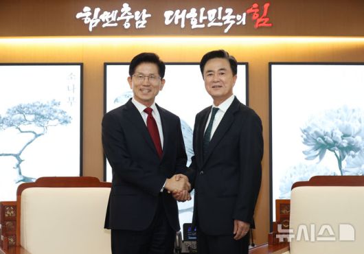 [홍성=뉴시스] 고승민 기자 = 김문수 국민의힘 대선 경선 후보가 1일 충청남도청을 찾아 김태흠 지사와 환담을 하기 전 악수하고 있다. 2025.05.01. kkssmm99@newsis.com