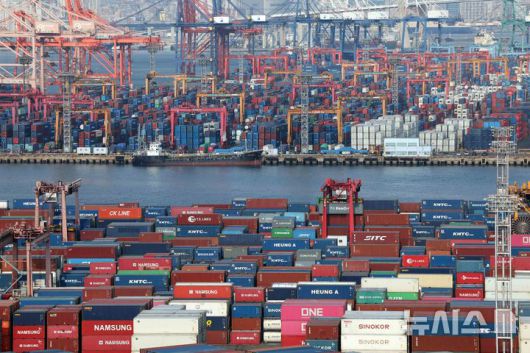 [부산=뉴시스] 하경민 기자 = 사진은 지난 1일 부산 남구 신선대(사진 아래) 및 감만(위) 부두 야적장에 수출입 컨테이너가 가득 쌓여 있는 모습. 2025.05.01. yulnetphoto@newsis.com