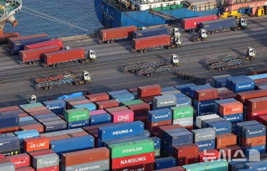 [부산=뉴시스] 하경민 기자 = 1일 산업통상자원부가 발표한 '4월 수출입동향'에 따르면 지난달 수출은 전년 대비 3.7% 증가한 582억1000만 달러(83조366억원), 수입은 2.7% 감소한 533억2000만 달러(76조610억원)로 집계됐다. 특히 수출은 역대 4월 중 최대실적을 기록했으며, 3개월 연속 증가세를 보였다.이날 부산 남구 신선대부두에서 야드트랙터들이 수출입 컨테이너를 옮기고 있다. 2025.05.01. yulnetphoto@newsis.com