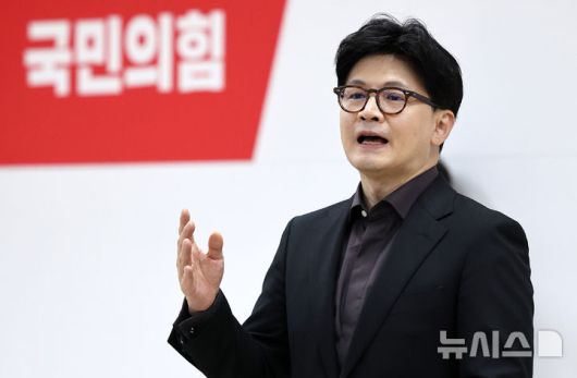 [대구=뉴시스] 이무열 기자 = 한동훈 제21대 대통령 선거 국민의힘 경선 후보가 1일 대구 수성구 국민의힘 대구시당에서 열린 당직자 간담회에 참석해 발언을 하고 있다. 2025.05.01. lmy@newsis.com