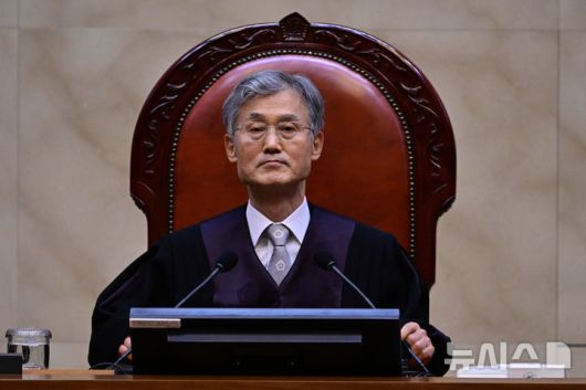 [서울=뉴시스] 사진공동취재단 = 조희대 대법원장이 지난 1일 오후 서울 서초구 대법원에서 이재명 더불어민주당 대선 후보의 공직선거법 위반 사건 상고심 선고를 위해 재판을 준비하고 있다. 2025.05.01. photo@newsis.com