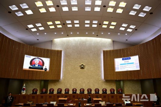 [서울=뉴시스] 사진공동취재단 = 조희대 대법원장을 비롯한 대법관들이 1일 오후 서울 서초구 대법원 대법정에서 이재명 더불어민주당 대선 후보의 공직선거법 위반 사건 상고심 선고를 준비하고 있다. 2025.05.01. photo@newsis.com