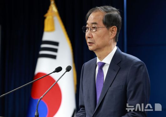 [서울=뉴시스] 고범준 기자 = 한덕수 대통령 권한대행 국무총리가 1일 서울 종로구 정부서울청사에서 대국민 담화를 하고 있다. 2025.05.01. bjko@newsis.com