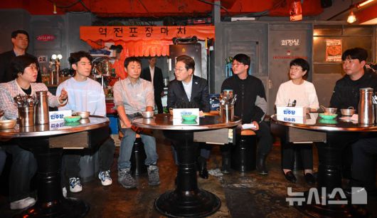 [서울=뉴시스] 조성우 기자 = 이재명 더불어민주당 대선후보가 1일 오후 서울 종로구의 한 포장마차에서 비전형 노동자 간담회를 하고 있다. (공동취재) 2025.05.01. photo@newsis.com