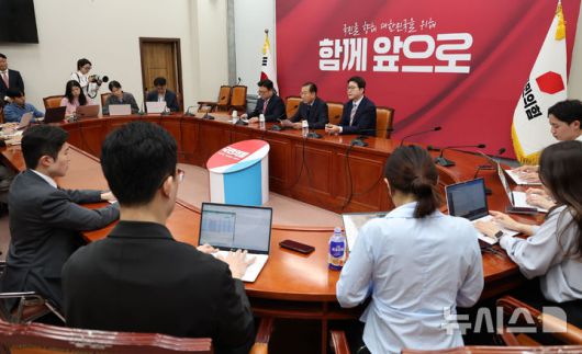 [서울=뉴시스] 권창회 기자 = 권영세 국민의힘 비상대책위원장이 1일 서울 여의도 국회에서 이재명 선거법 위반 대법원 파기환송 판결 관련 기자회견을 열고 발언하고 있다. 2025.05.01. kch0523@newsis.com