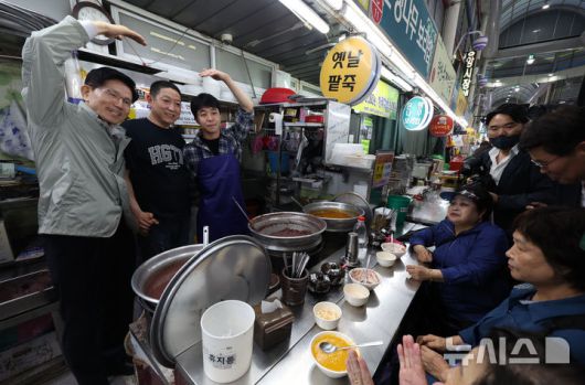 [대전=뉴시스] 고승민 기자 = 김문수 국민의힘 대선 경선 후보가 1일 대전중앙시장을 방문, 상인들과 기념촬영을 하고 있다. 2025.05.01. kkssmm99@newsis.com