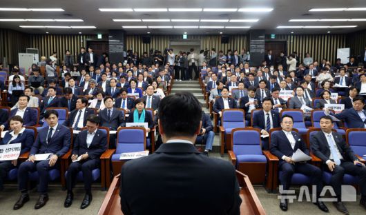 [서울=뉴시스] 조성봉 기자 =  1일 오후 서울 여의도 국회에서 열린 더불어민주당 긴급 의원총회에서 참석자들이 박찬대 더불어민주당 대표 직무대행 겸 원내대표의 발언을 경청하고 있다. 2025.05.01. suncho21@newsis.com
