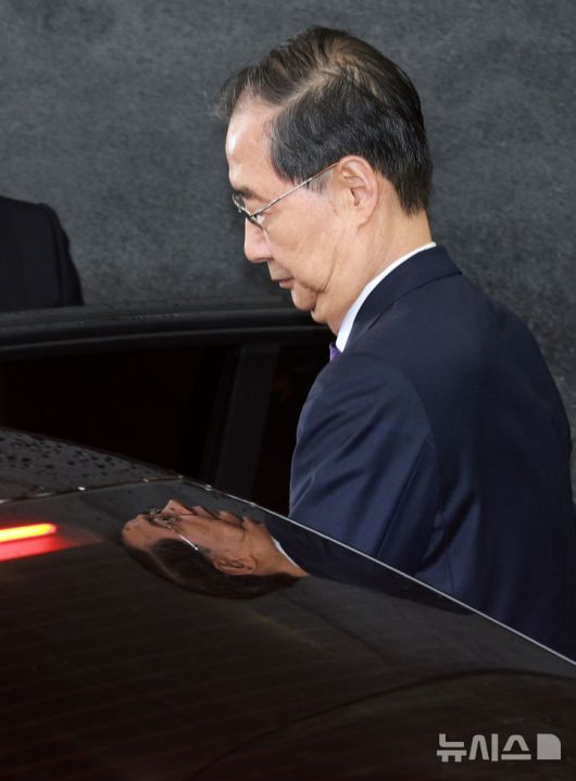 [서울=뉴시스] 고범준 기자 = 총리직 사퇴를 발표한 한덕수 대통령 권한대행 국무총리가 1일 서울 종로구 정부서울청사에서 열린 퇴임식을 마치고 준비된 차량에 탑승하고 있다. 2025.05.01. bjko@newsis.com