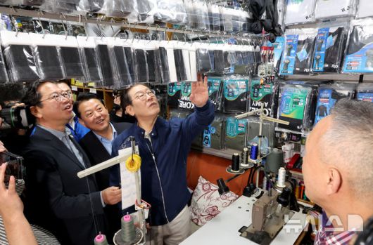 [연천=뉴시스] 조성우 기자 = 골목골목 경청투어에 나선 이재명 더불어민주당 대선후보가 1일 오후 경기도 연천군 전곡읍 인근에서 상인과 대화를 나누고 있다. 2025.05.01. xconfind@newsis.com