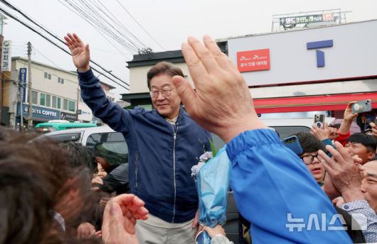 [연천=뉴시스] 조성우 기자 = 골목골목 경청투어에 나선 이재명 더불어민주당 대선후보가 1일 오후 경기도 연천군 전곡읍 인근에서 시민들에게 인사를 하고 있다. 2025.05.01. xconfind@newsis.com