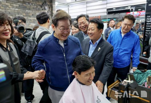 [연천=뉴시스] 조성우 기자 = 골목골목 경청투어에 나선 이재명 더불어민주당 대선후보가 1일 오후 경기도 연천군 전곡읍 인근에서 미용실을 찾아 시민들과 인사를 나누고 있다. 2025.05.01. xconfind@newsis.com