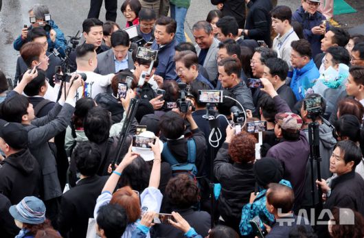 [연천=뉴시스] 조성우 기자 = 골목골목 경청투어에 나선 이재명 더불어민주당 대선후보가 1일 오후 경기도 연천군 전곡읍 인근에서 시민들과 인사하며 이동하고 있다. 2025.05.01. xconfind@newsis.com