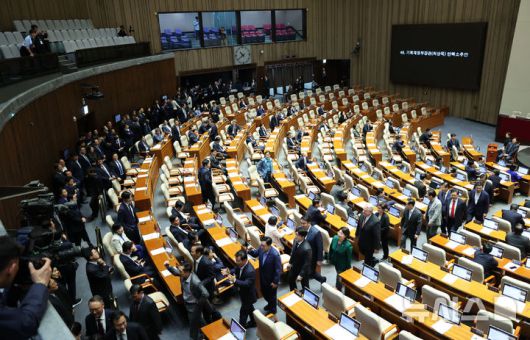 [서울=뉴시스] 권창회 기자 = 지난 1일 서울 여의도 국회에서 열린 제424회 국회(임시회) 제7차 본회의에서 국민의힘 의원들이 최상목 탄핵소추안 상정에 반발하며 본회의장을 퇴장하고 있다. 2025.05.01. kch0523@newsis.com