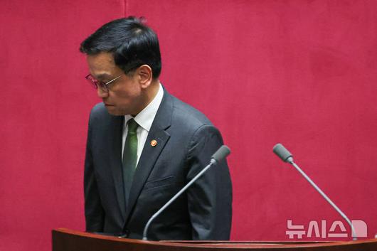 [서울=뉴시스] 권창회 기자 = 1일 서울 여의도 국회에서 열린 제424회 국회(임시회) 제7차 본회의에서 2025년도 제1회 추가경정예산안이 통과된 뒤 최상목 경제부총리 겸 기획재정부 장관이 감사인사말을 마치고 이석하고 있다. 2025.05.01. kch0523@newsis.com