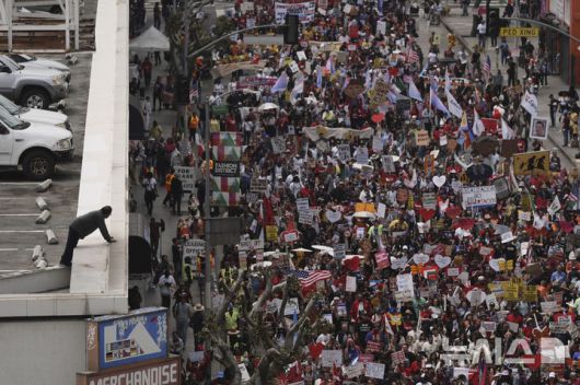 [로스앤젤레스=AP/뉴시스]  미 캘리포니아주 로스앤젤레스에서  5월1일 노동절 시위가 열린 광경.  민주당 텃밭인 캘리포니아주에서는 트럼프정부의 과도한 불법이민 색출과 추방작전으로 6월7일에도 전쟁을 방불케 하는 항의 시위와 진압 단속이 벌어졌다.  2025.06.08.