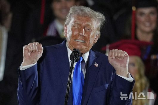 [터스컬루사=AP/뉴시스] 도널드 트럼프 미국 대통령이 1일(현지 시간) 앨라배마주 터스컬루사에 있는 앨라배마대학교 졸업식에서 연설하면서 트랜스젠더 역도 선수에 대해 언급하고 있다. 2025.05.02.