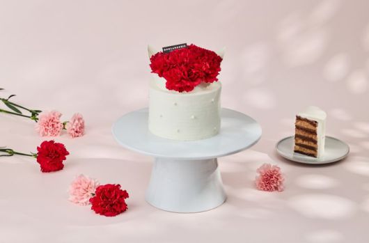 블랑제리 더 플라자 카네이션 케이크.(사진=한화호텔앤드리조트 제공) *재판매 및 DB 금지
