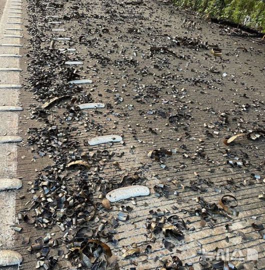 [서울=뉴시스]호주 시드니로 향하는 M1 고속도로에 쏟아진 금속 파편으로 인해 차량 수백 대의 타이어에 펑크가 나 교통이 마비됐다. (사진=ABC 뉴스)