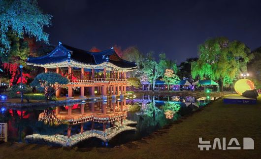 [남원=뉴시스] 김종효 기자 = ‘제95회 남원 춘향제’ 개막 3일째인 2일 전북 남원시 광한루원 완월정의 야경이 신비로운 분위기를 자아내고 있다. 2025.05.02. kjh6685@newsis.com