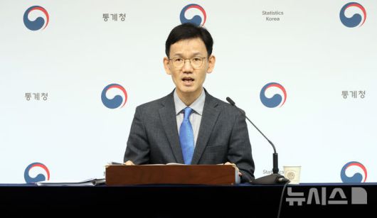 [세종=뉴시스] 강종민 기자 = 이두원 통계청 경제동향통계심의관이 2일 세종시 정부세종청사에서 2025년 4월 소비자물가동향을 발표하고 있다.  지난달 소비자물가지수는 116.38로 전년 동월 대비 2.1% 상승한 것으로 나타났다. 2025.05.01. ppkjm@newsis.com