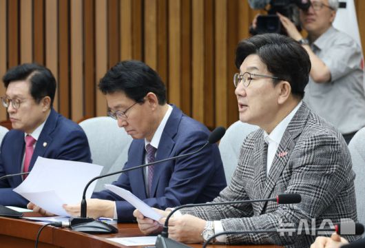 [서울=뉴시스] 고승민 기자 = 권성동 국민의힘 원내대표가 2일 서울 여의도 국회에서 열린 원내대책회의에서 발언하고 있다. 2025.05.02. kkssmm99@newsis.com