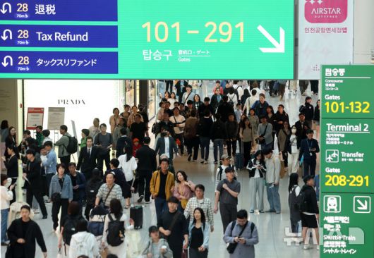 [인천공항=뉴시스] 이영환 기자 = 연휴를 앞둔 2일 오전 서울 인천국제공항 제1여객터미널 출국장 면세구역이 여행객들로 붐비고 있다. 2025.05.02. 20hwan@newsis.com