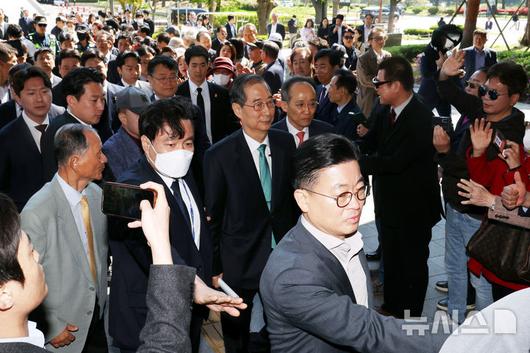 [서울=뉴시스] 조성봉 기자 = 한덕수 전 국무총리가 2일 오전 서울 여의도 국회 소통관에서 대선출마 선언 기자회견을 위해 들어서고 있다. 2025.05.02. suncho21@newsis.com