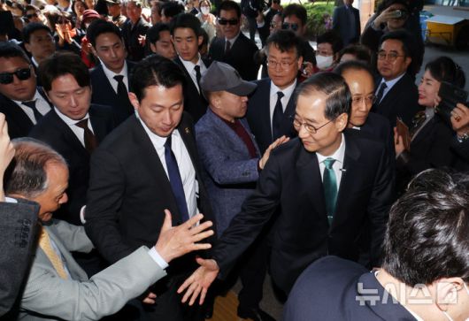 [서울=뉴시스] 조성봉 기자 = 한덕수 전 국무총리가 2일 오전 서울 여의도 국회 소통관에서 대선출마 선언 기자회견을 위해 들어서며 지지자와 인사하고 있다. 2025.05.02. suncho21@newsis.com