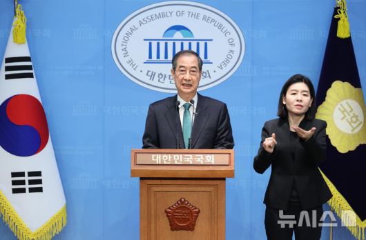 [서울=뉴시스] 고승민 기자 = 한덕수 전 국무총리가 2일 서울 여의도 국회 소통관에서 대선 출마 기자회견을 하고 있다. 2025.05.02. kkssmm99@newsis.com